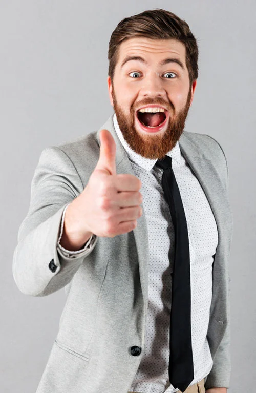 hombre con terno haciendo pulgar arriba